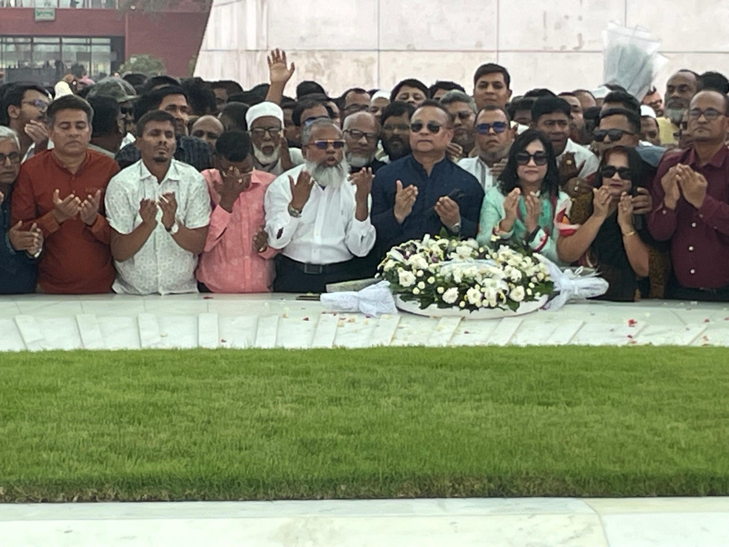 জিয়ার মাজারে শ্রদ্ধা নিবেদন করলেন প্রধানমন্ত্রীর স্বাস্থ্য বিষয়ক বিশেষ সহকারী ড. জিয়াউদ্দীন হায়দার