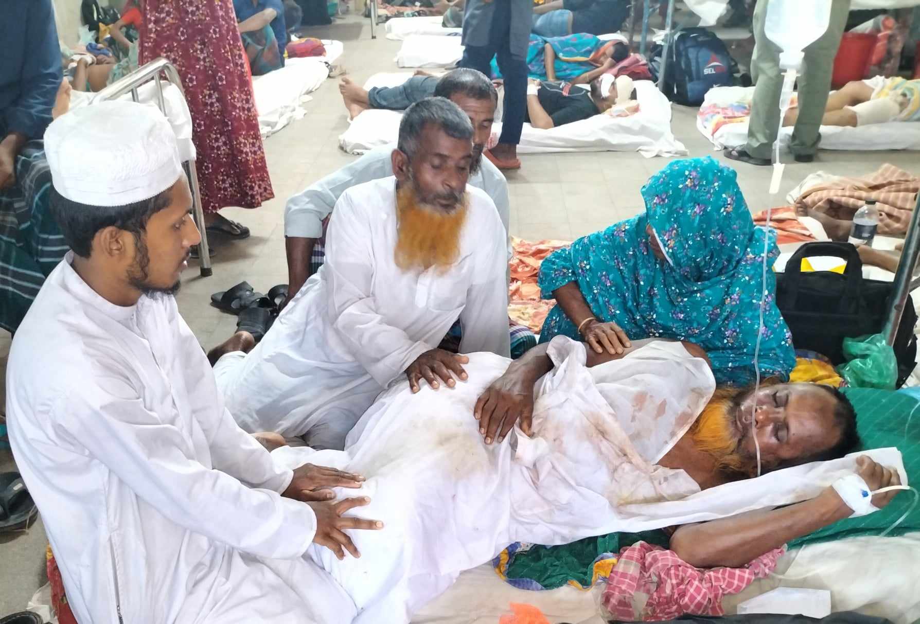হিজলায় ব্যবসায়ীকে আটকিয়ে হাত-পা বেঁধে নির্যাতন, ২ লাখ টাকা ছিনতাই 