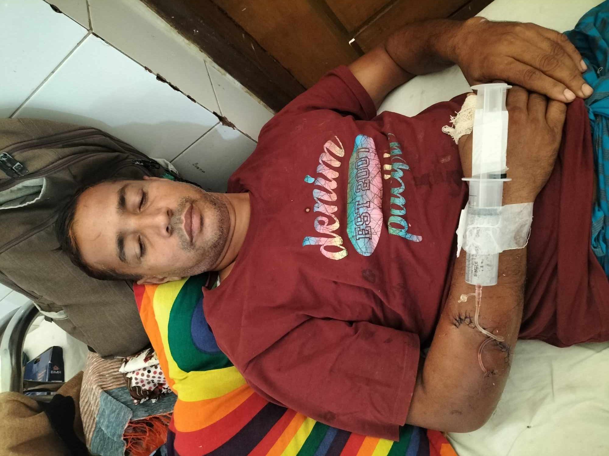 বানারীপাড়ায় চাঁদাবাজদের বিরুদ্ধে অভিযোগ দিতে গিয়ে রক্তাক্ত প্রবাসী সহ আহত- ৩