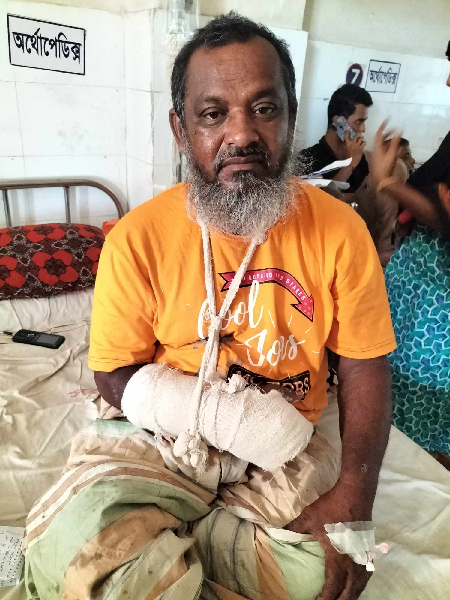 নলছিটিতে তুচ্ছ ঘটনার জের, আহত- ১