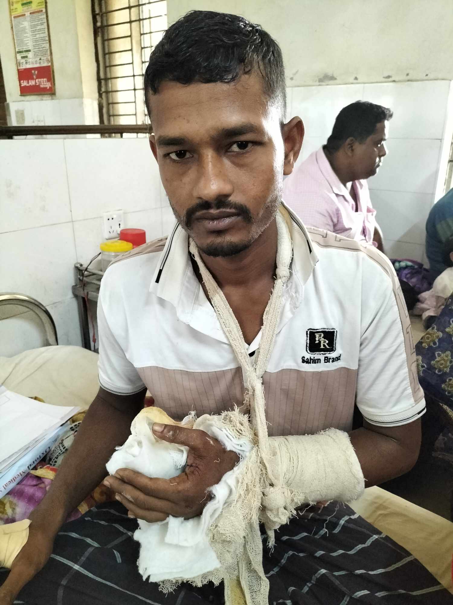 দৌলতখানে বিএনপি নেতাকে কুপিয়ে পিটিয়ে হাত ভেঙ্গে দেয়ার অভিযোগ