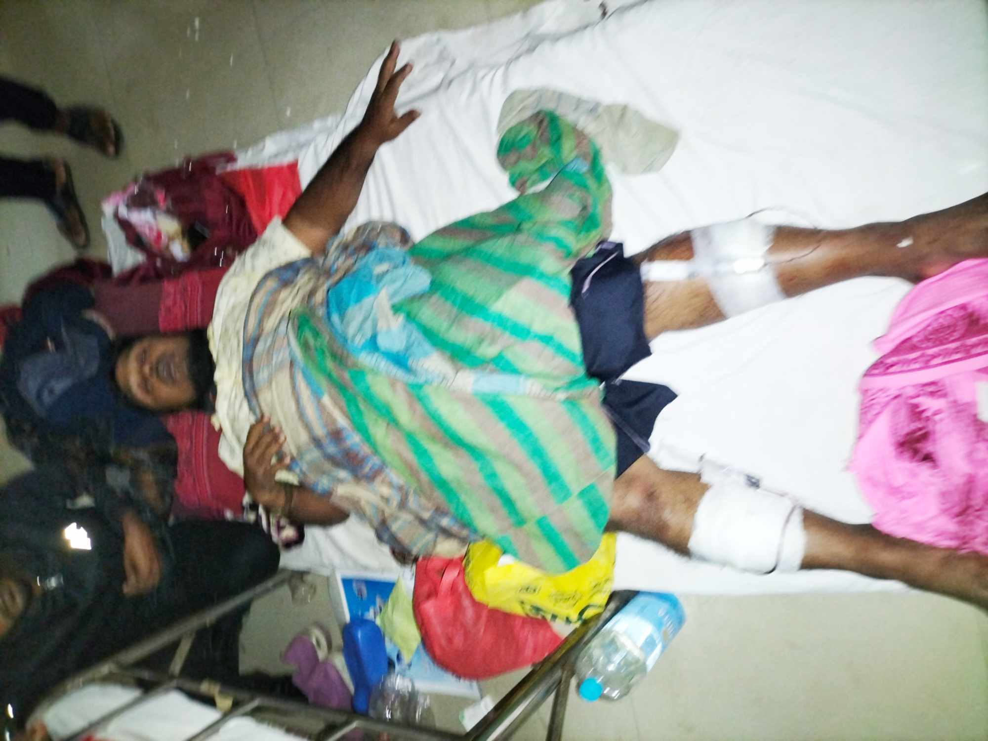 মহিপুরে জমি লিখে না দেয়ায় স্বামীকে কুপিয়ে জখম স্ত্রী ও তার পরিবারের