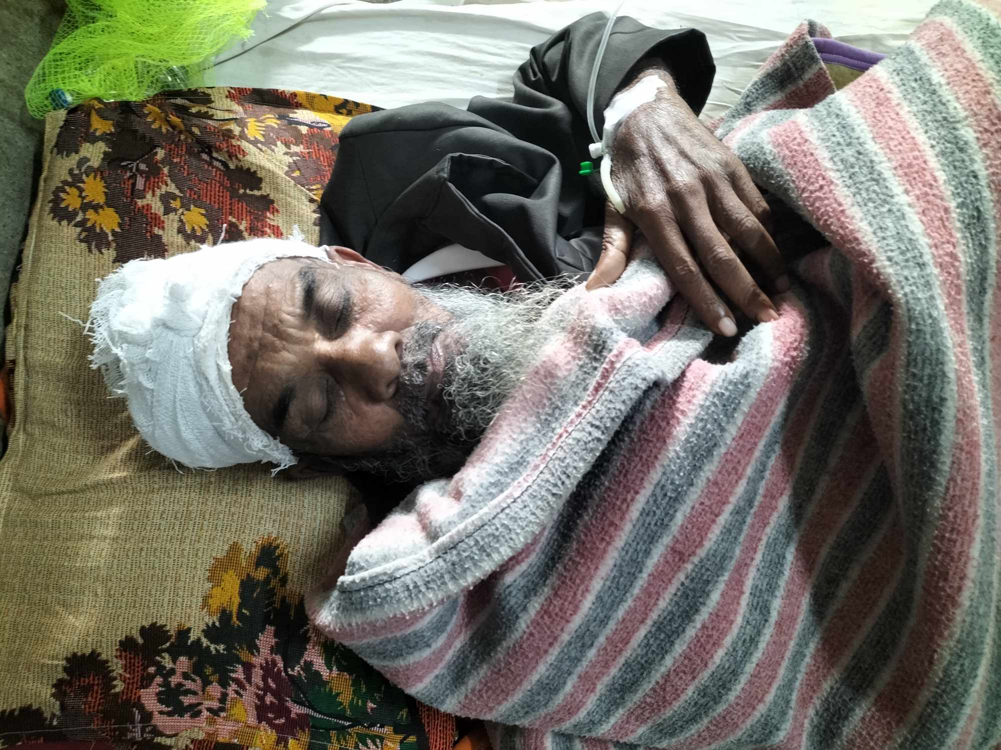 বাকেরগঞ্জের দুর্গপাশায় শশুর ও পুত্রবধূকে কুপিয়ে পিটিয়ে হত্যা চেষ্টার অভিযোগ