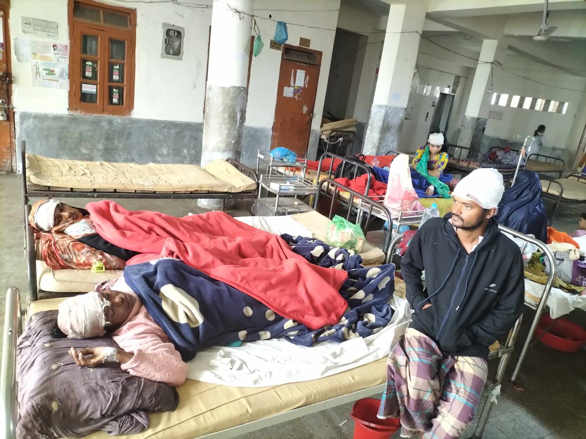 বাকেরগঞ্জে তুচ্ছ ঘটনায় একই পরিবারের পাঁচজনকে কুপিয়ে জখমের অভিযোগ 