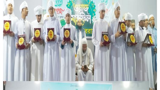কোরআনের ১১ হাফেজকে পাগড়ি পড়িয়ে সম্মাননা