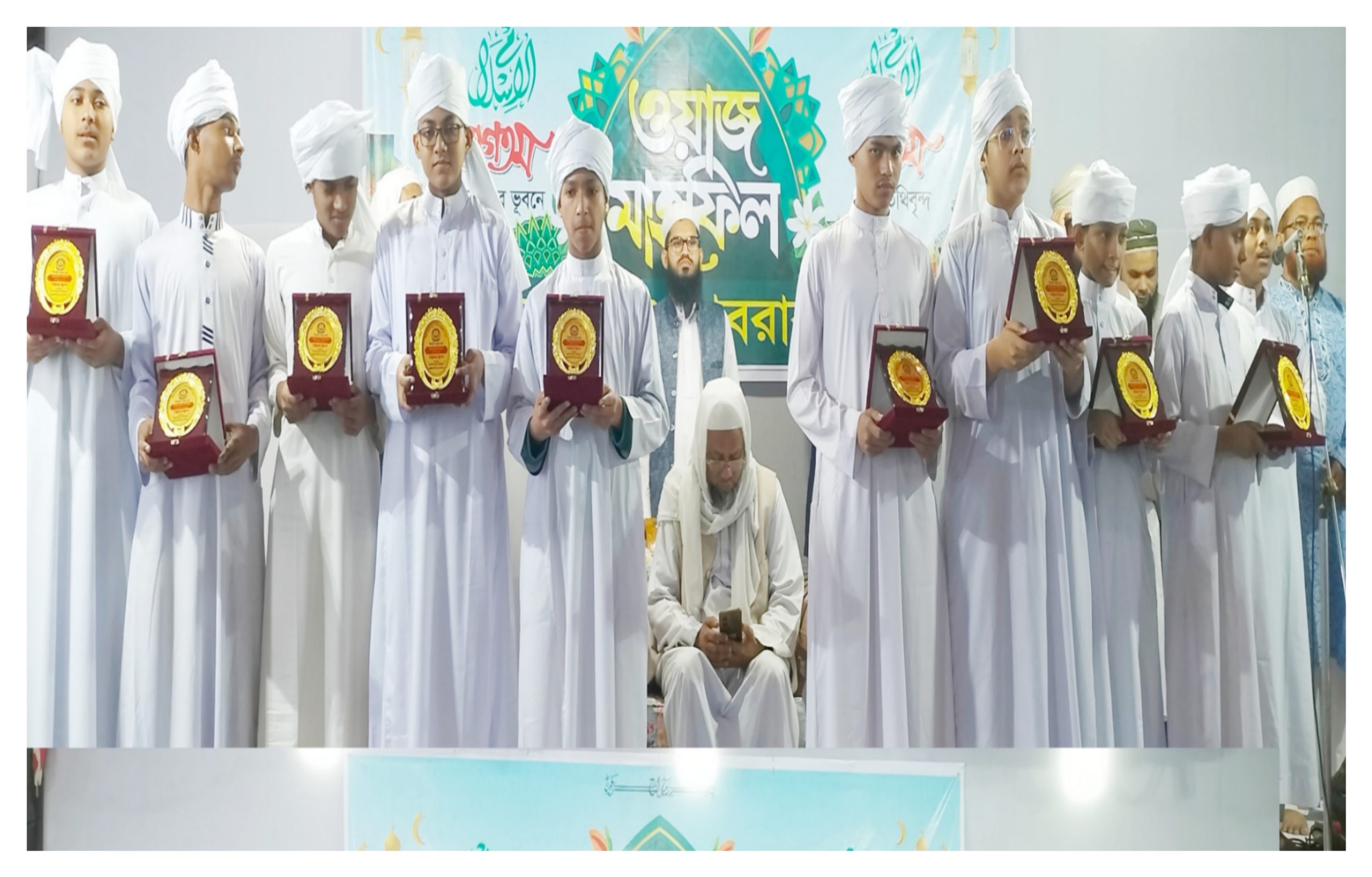 কোরআনের ১১ হাফেজকে পাগড়ি পড়িয়ে সম্মাননা