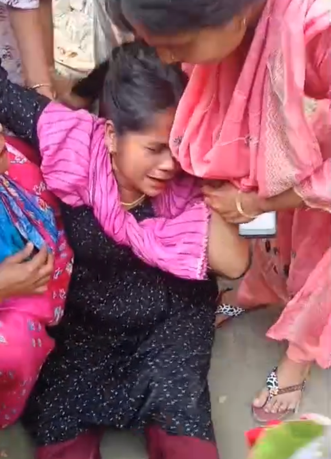 গৌরনদীতে জমি নিয়ে ব্যবসায়ী সহ অন্তঃসত্ত্বা নারীকে হত্যার চেষ্টায় হামলা