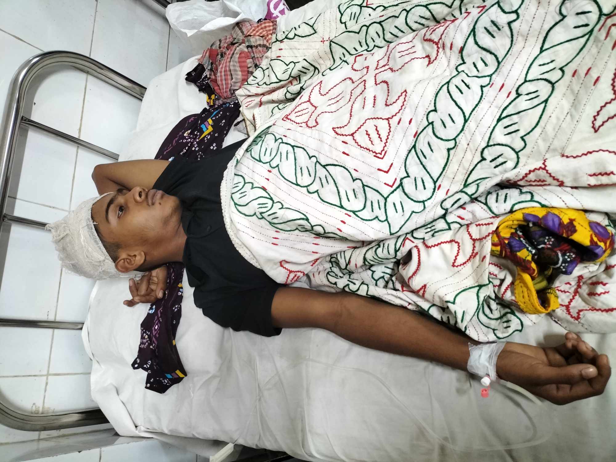 কাঠালিয়ায় স্কুল ছাত্রকে হত্যার চেষ্টায় কুপিয়ে পিটিয়ে জখমের অভিযোগ 