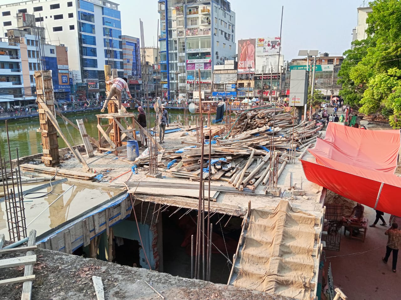বরিশাল বিবি পুকুর পাড়ে নিয়ম-কানুন না মেনে সরকারি জমিতে মসজিদ নির্মাণ 