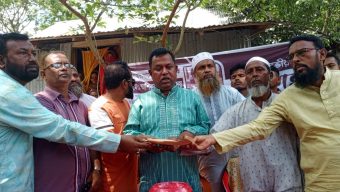 শহীদ হৃদয় পরিবারকে নগদ এক লক্ষ টাকা আর্থিক সাহায্য প্রদান পৌর ও উপজেলা বিএনপি 