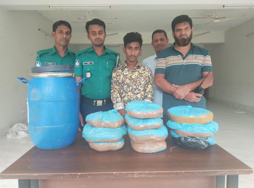 ড্রাম ভর্তি ৬ লাখ টাকার ১০ কেজি গাঁজাসহ যুবক আটক