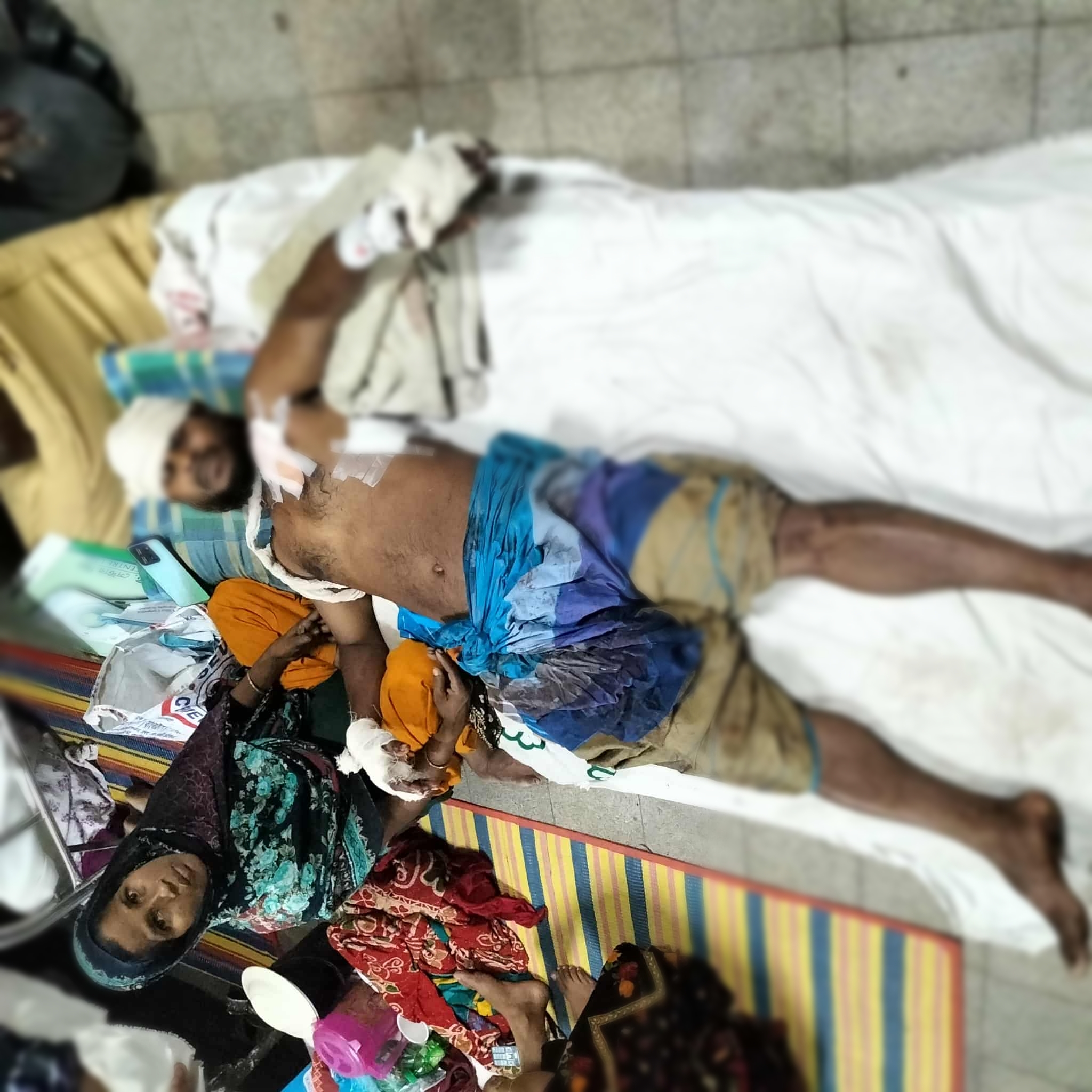 বোরহানউদ্দিনে বৈদ্যুতিক শট অতঃপর স্বামী স্ত্রীকে কুপিয়ে জখম