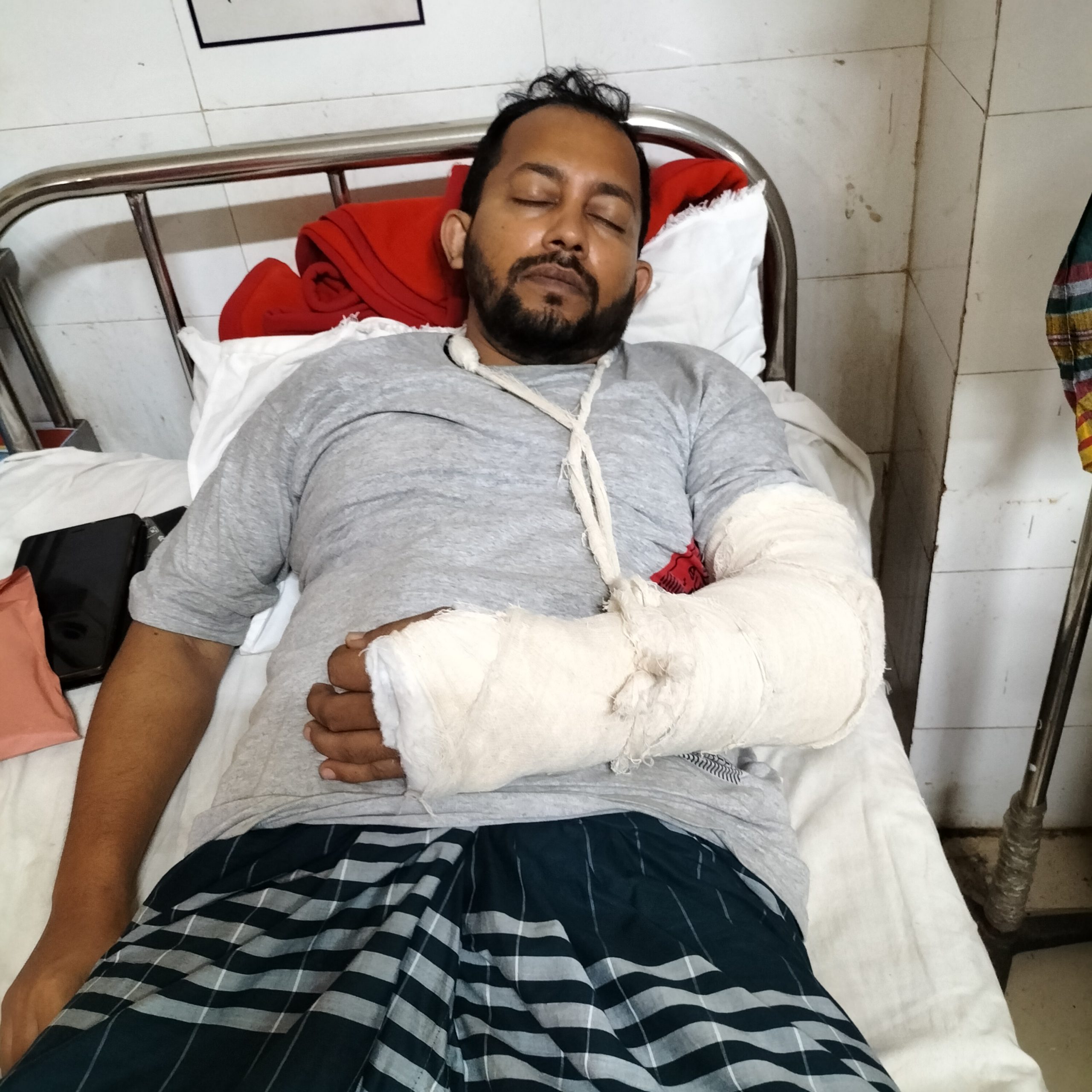 শিক্ষক ও তার স্ত্রীকে হত্যার চেষ্টায় হামলা 