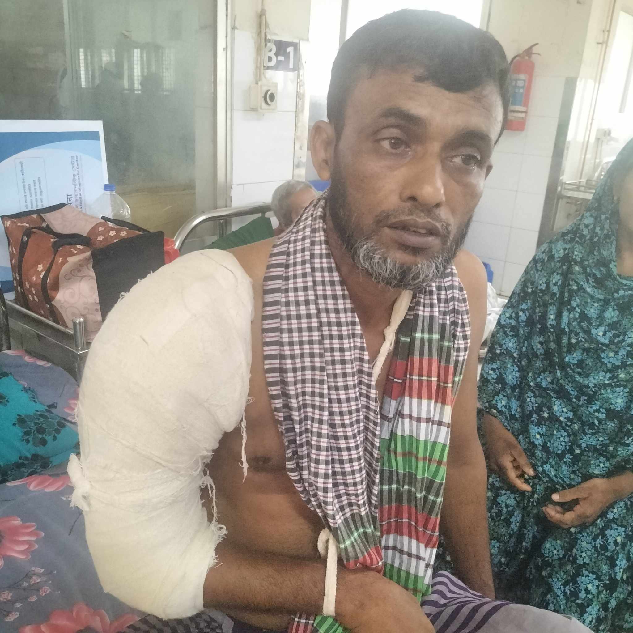 বাবুগঞ্জে অভ্যন্তরীণ কোন্দলের জের,কৃষক দল নেতার ভেঙ্গে দিল হাত