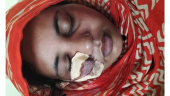কাঠালিয়ায় তুচ্ছ ঘটনায় মহিলা দলের সভানেত্রীকে হত্যার চেষ্টায় হামলা