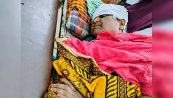 বরিশালে জমি নিয়ে বিরোধে বৃদ্ধাকে পিটিয়ে জখম: পাল্টা হাসপাতাল নাটকের’ অভিযোগ প্রতিপক্ষের বিরুদ্ধে