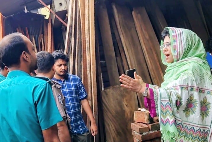 বরিশালে মায়ের ওয়ারিশি জমি মেরামতে বাধার অভিযোগ নারী নেত্রীর